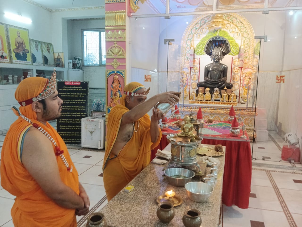 पूजा करते श्रद्धालु