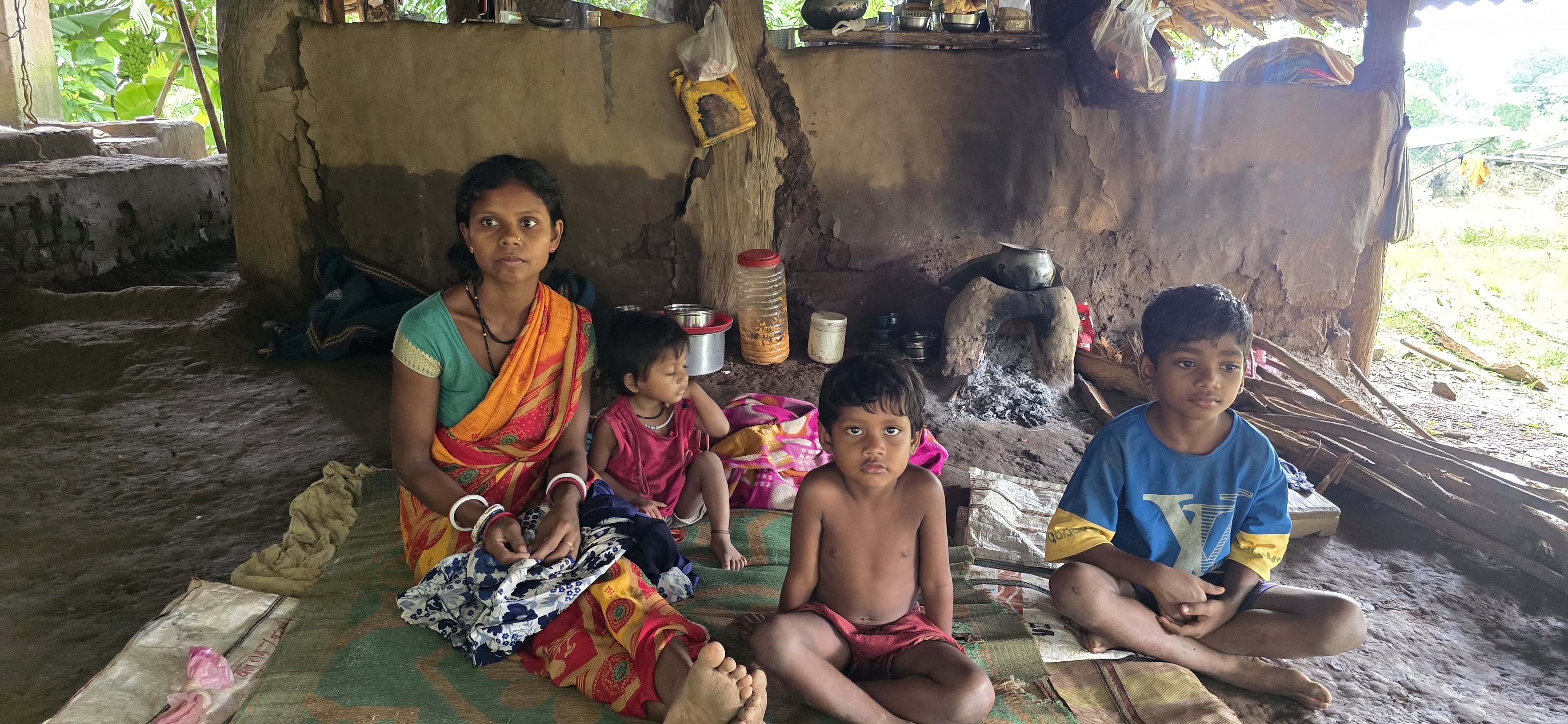 सुकमा: बाढ़ का पानी अचानक घर में घुसा जरूर के सामान भी नहीं निकाल पाए प्रशासन से मदद उम्मीद सुकमा: बाढ़ का पानी अचानक घर में घुसा जरूर के सामान भी नहीं निकाल पाए प्रशासन से मदद उम्मीद