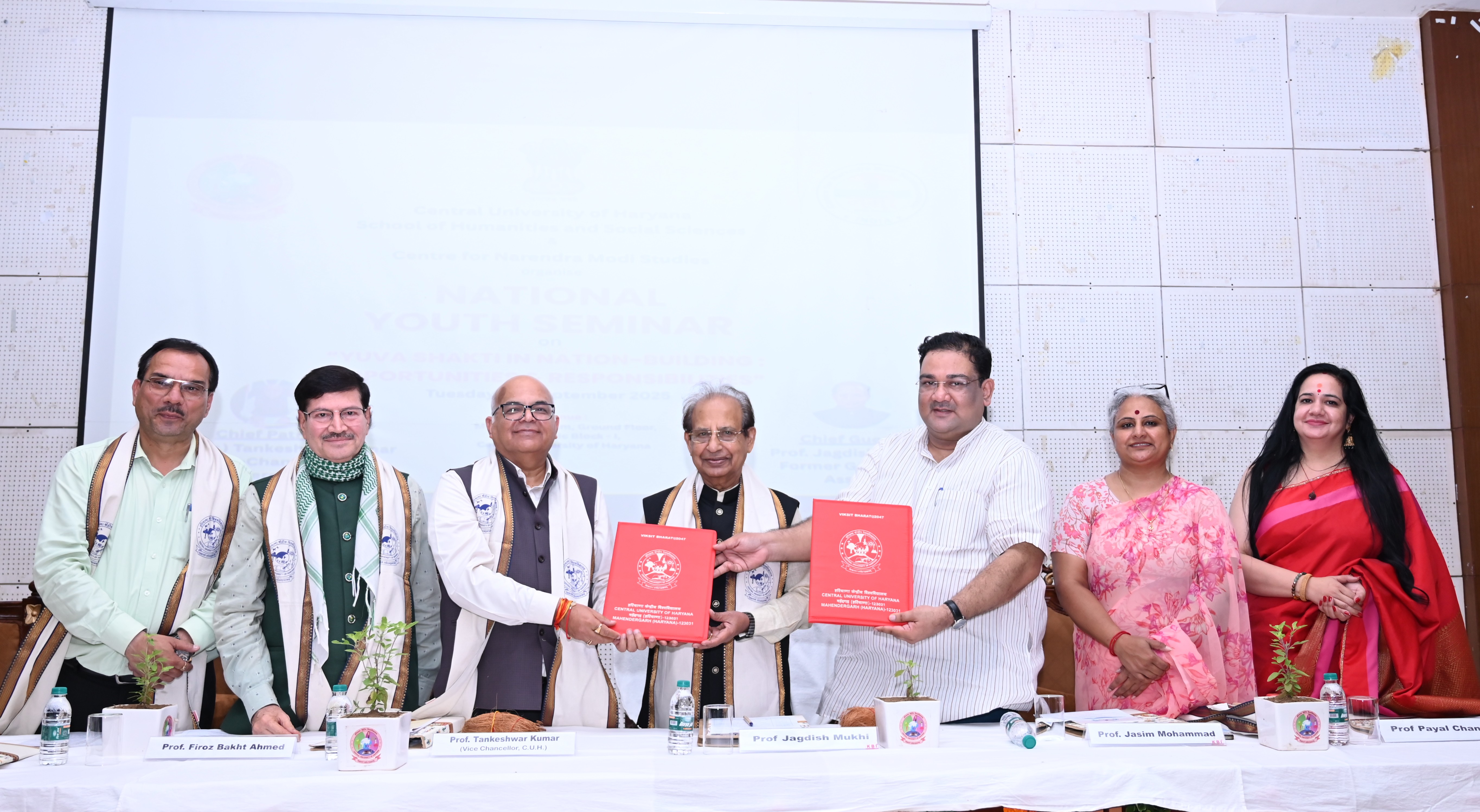 समझोता ज्ञापन के साथ मौजूद पूर्व राज्यपाल प्रो जगदीश मुखी व हकेंवि कुलपति प्रो टंकेश्वर कुमार। समझोता ज्ञापन के साथ मौजूद पूर्व राज्यपाल प्रो जगदीश मुखी व हकेंवि कुलपति प्रो टंकेश्वर कुमार।