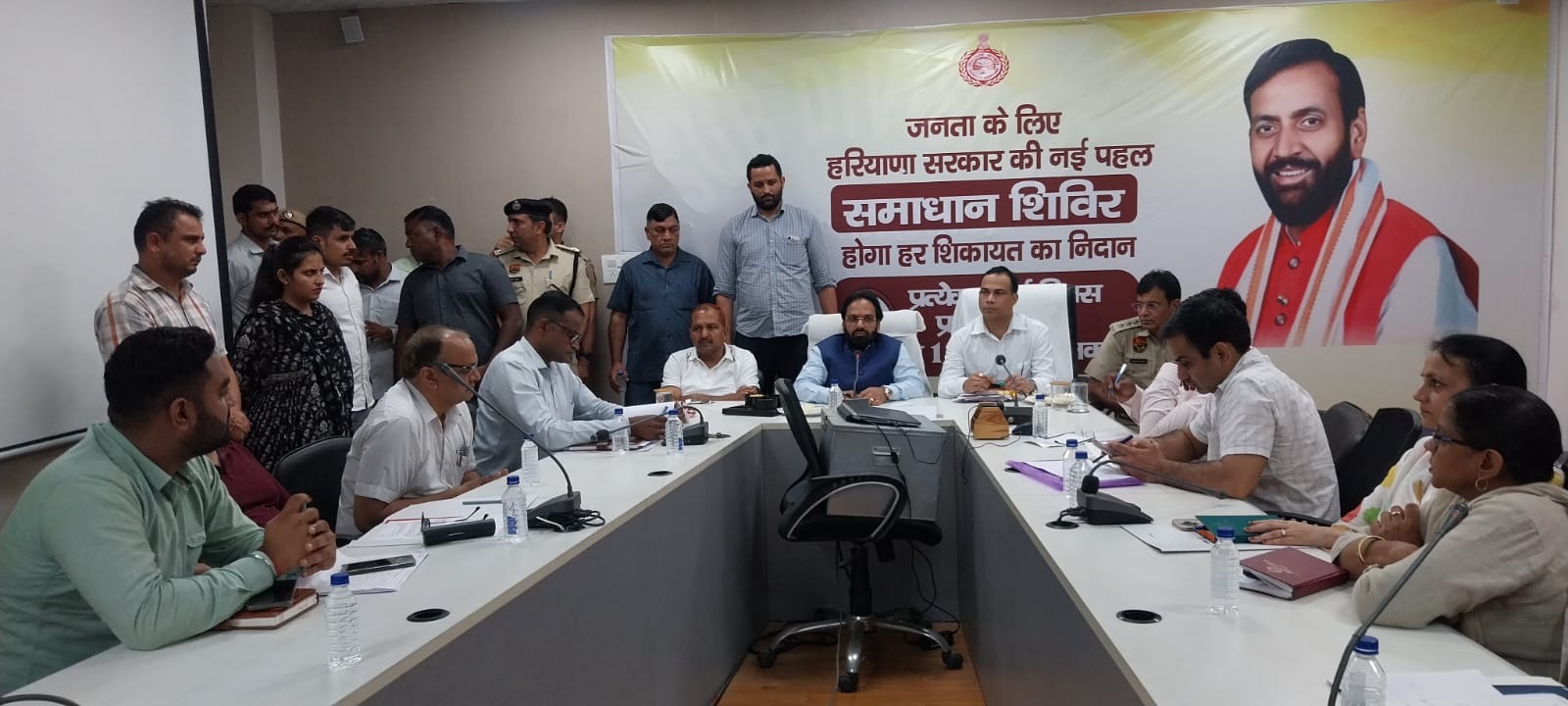 उपमंडल कार्यालय में प्राकृति आपदा से निपटने के लिए अधिकारियों के साथ मीटिंग करते हुए विधायक देवेंद्र चतरभुज अत्री।