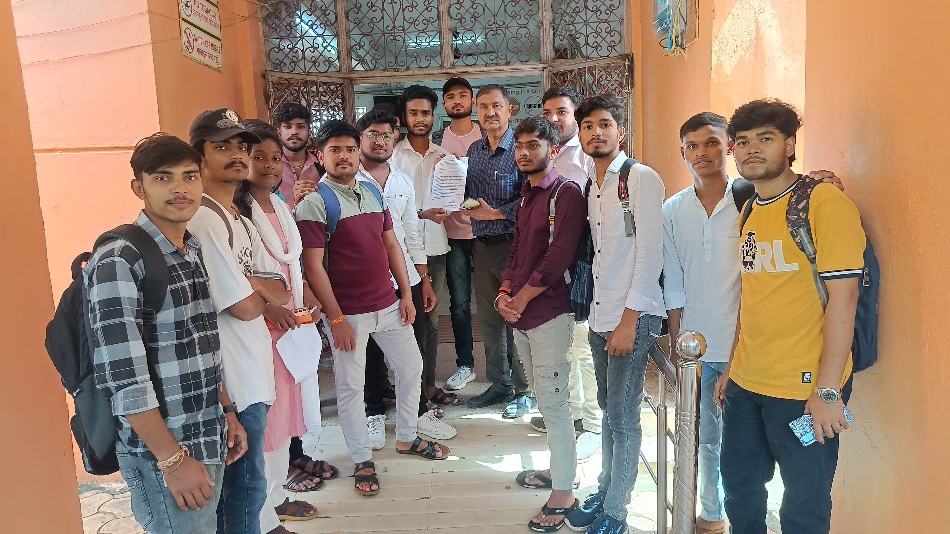 मांगों को लेकर प्राचार्य डा विनोद कुमार पाठक को ज्ञापन सौंपते हुए अभाविप के पदाधिकारी। मांगों को लेकर प्राचार्य डा विनोद कुमार पाठक को ज्ञापन सौंपते हुए अभाविप के पदाधिकारी।