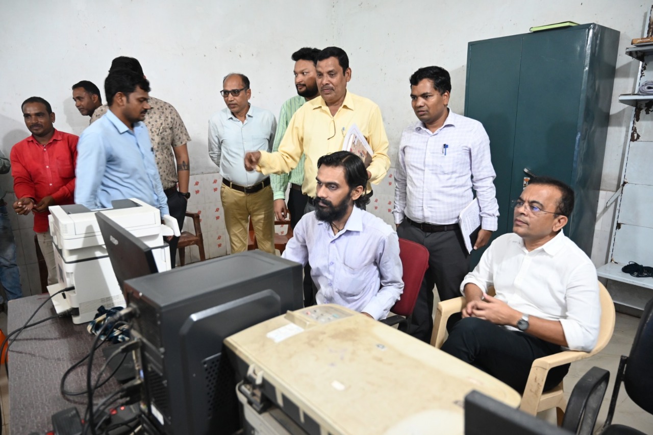 जांजगीर कलेक्टर ने तहसील कार्यालय बम्हनीडीह, जनपद पंचायत कार्यालय का किया औचक निरीक्षण जांजगीर कलेक्टर ने तहसील कार्यालय बम्हनीडीह, जनपद पंचायत कार्यालय का किया औचक निरीक्षण