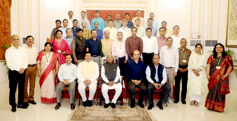 राज्यपाल मंगुभाई पटेल के साथ केन्द्रीय सचिवालयीन सेवा के प्रशिक्षु अधिकारियों का समूह चित्र राज्यपाल मंगुभाई पटेल के साथ केन्द्रीय सचिवालयीन सेवा के प्रशिक्षु अधिकारियों का समूह चित्र