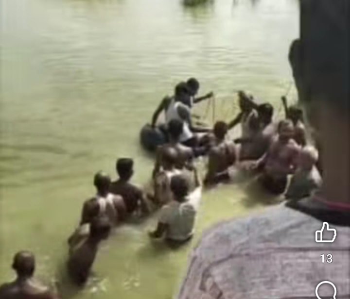 लाश निकलते ग्रामीण लाश निकलते ग्रामीण
