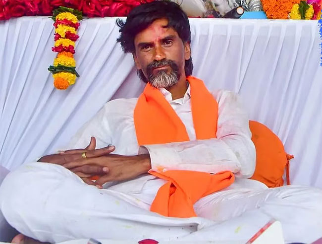 फोटो: आजाद मैदान में भूख हड़ताल करते हुए मराठा नेता मनोज जारांगे पाटिल