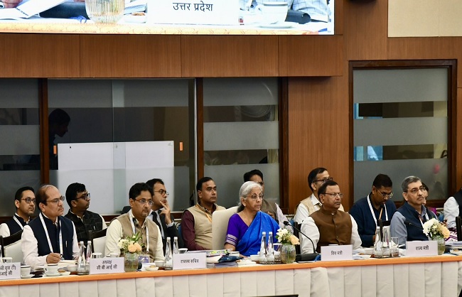 जीएसटी परिषद की 56वीं बैठक की अध्यक्षता करते वित्त मंत्री और अन्य जीएसटी परिषद की 56वीं बैठक की अध्यक्षता करते वित्त मंत्री और अन्य