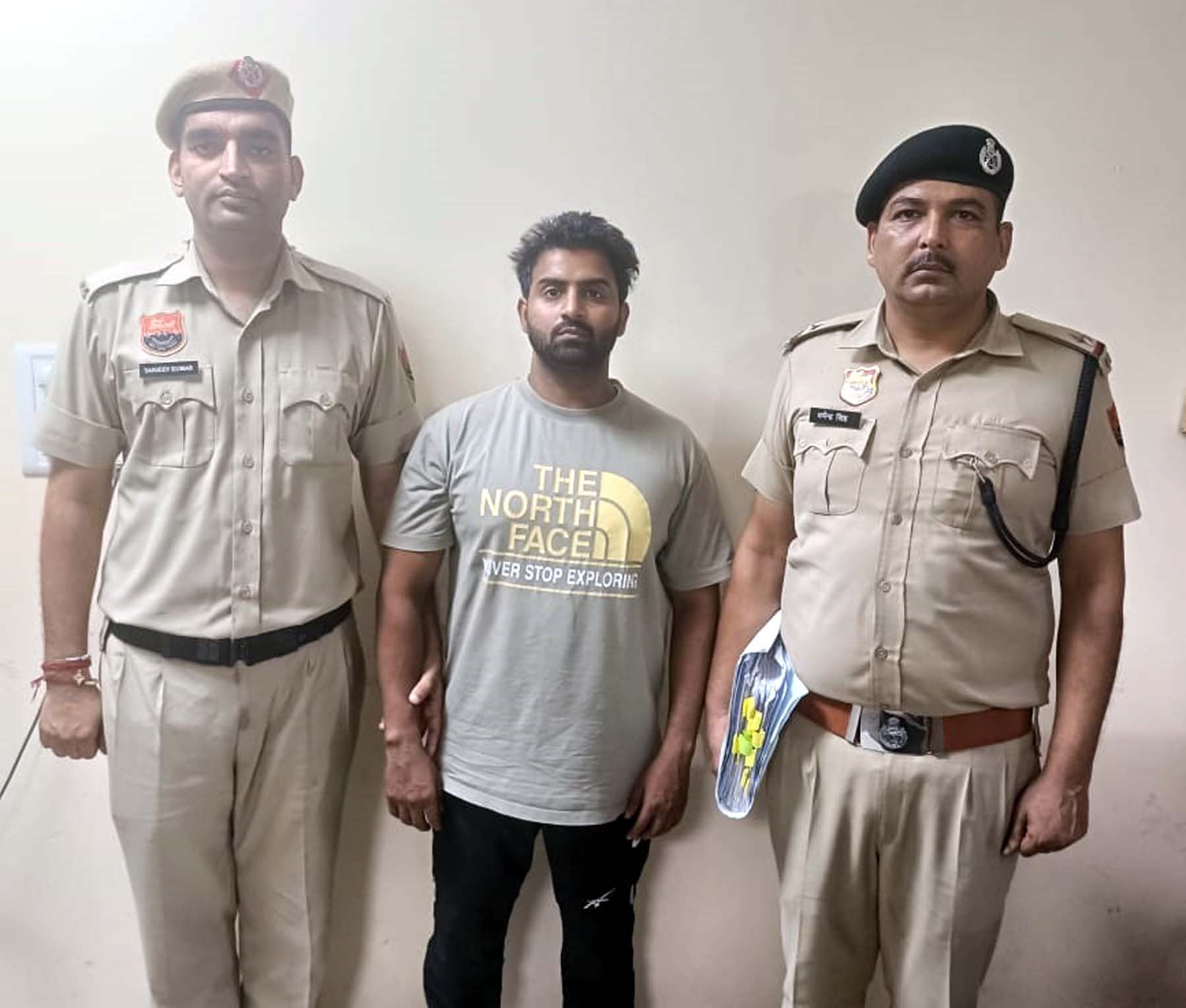 पुलिस गिरफ्त में फर्जीवाड़े से प्लॉट बेचनेे का आरोपी। पुलिस गिरफ्त में फर्जीवाड़े से प्लॉट बेचनेे का आरोपी।
