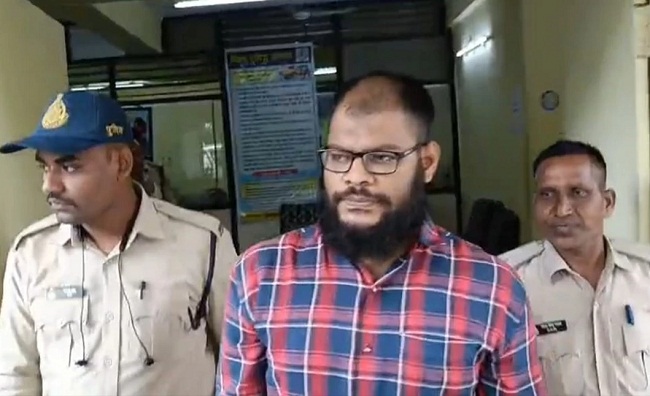 कोतवाली पुलिस की गिरफ्तर में आरोपित जलील कोतवाली पुलिस की गिरफ्तर में आरोपित जलील