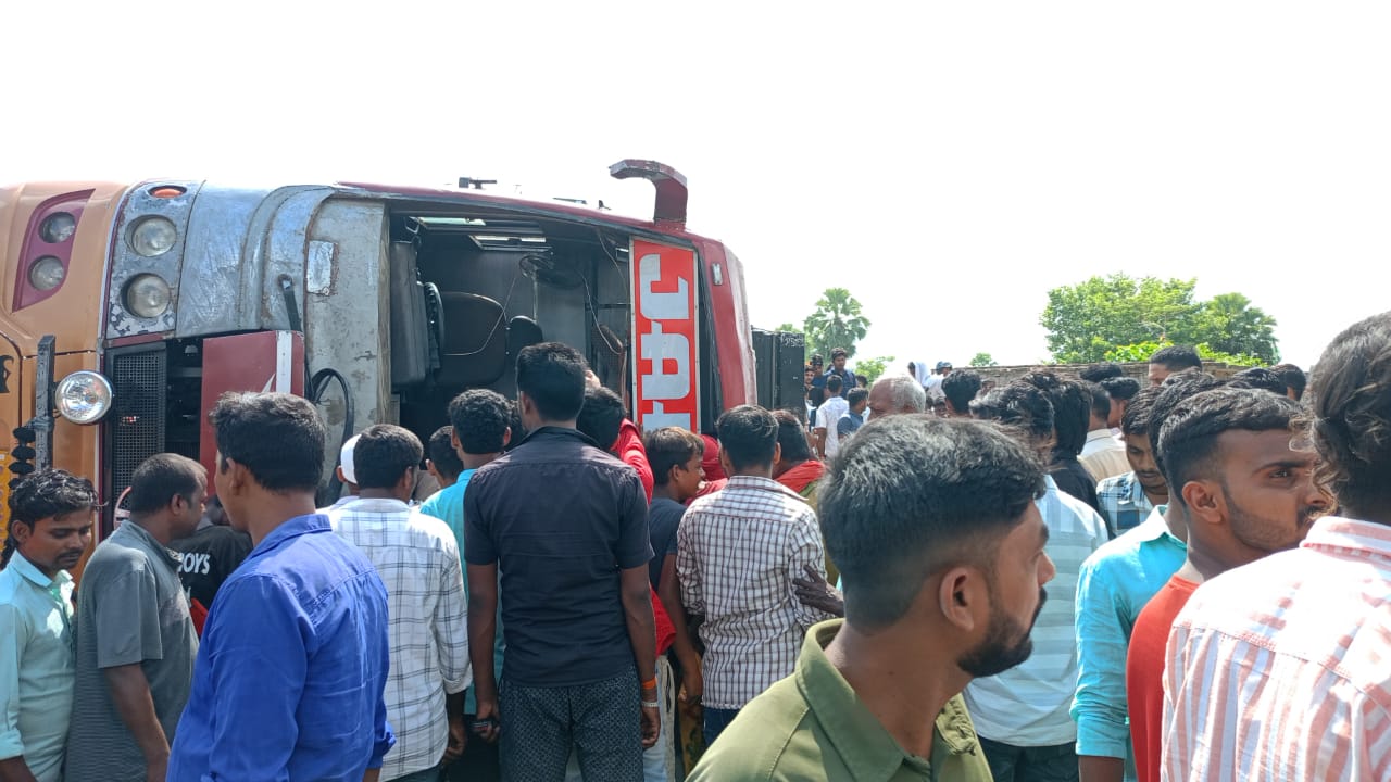 सड़क किनारे पलटी बस सड़क किनारे पलटी बस