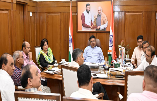 हरियाणा के राजस्व मंत्री बाढ़ राहत प्रबंधों पर बैठक लेते हुए हरियाणा के राजस्व मंत्री बाढ़ राहत प्रबंधों पर बैठक लेते हुए