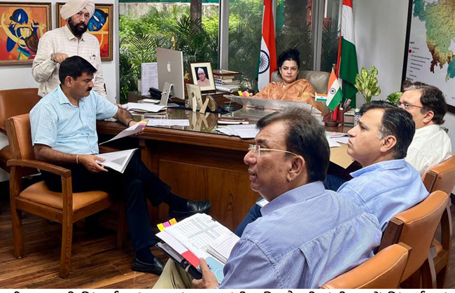 हरियाणा के सिंचाई मंत्री श्रुति चौधरी अधिकारियों की बैठक लेते हुए हरियाणा के सिंचाई मंत्री श्रुति चौधरी अधिकारियों की बैठक लेते हुए