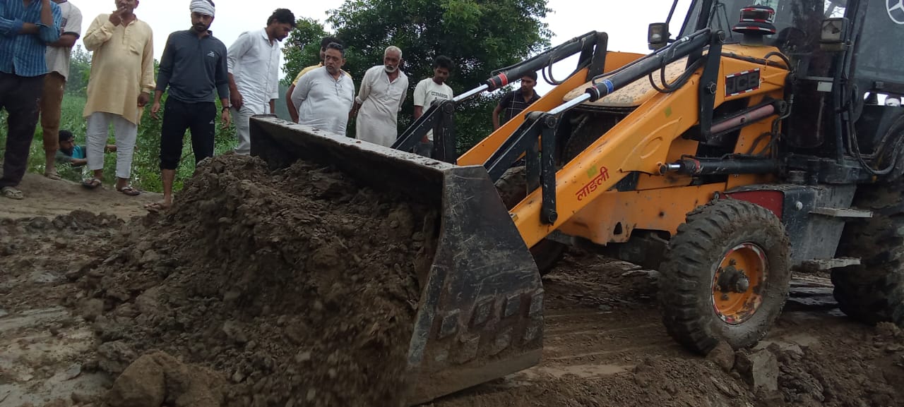 पानीपत में बाढ़ से निपटने के लिए गांव पत्थर गढ़ में खड़ी जेसीबी मशीन पानीपत में बाढ़ से निपटने के लिए गांव पत्थर गढ़ में खड़ी जेसीबी मशीन