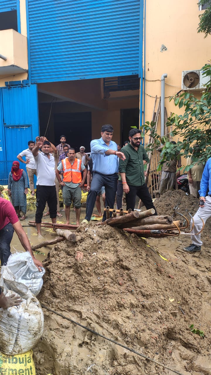 बहादुरगढ़ में ओवरफ्लो चल रही ड्रेन नंबर-8 का जायजा लेते रोहतक मंडल के आयुक्त पीसी मीणा। बहादुरगढ़ में ओवरफ्लो चल रही ड्रेन नंबर-8 का जायजा लेते रोहतक मंडल के आयुक्त पीसी मीणा।