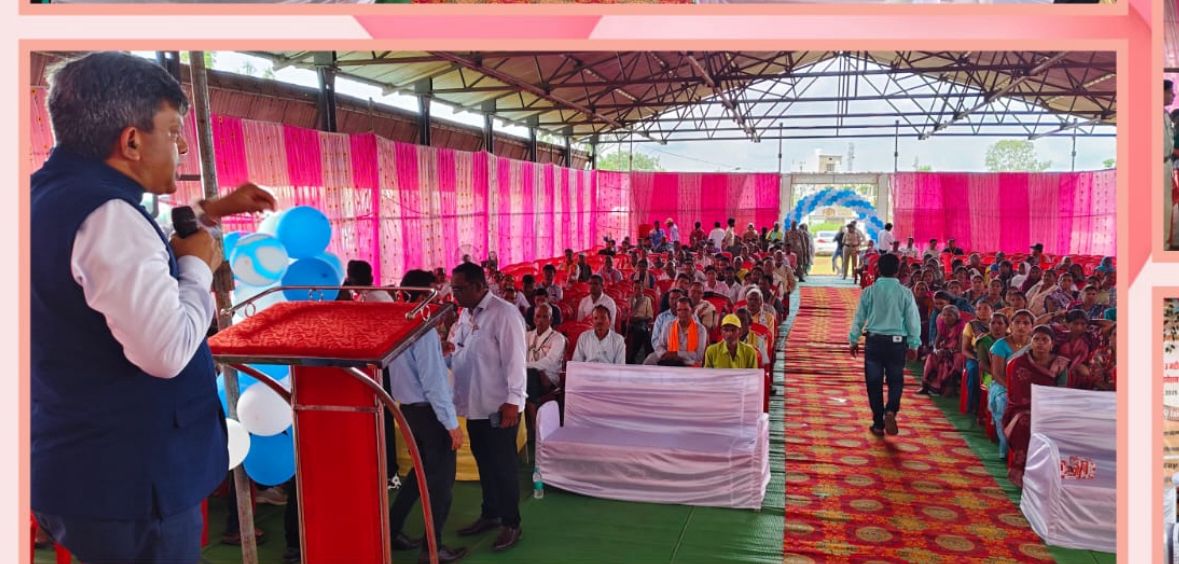 कार्यक्रम में उपस्थित अतिथि व अन्य लोग। कार्यक्रम में उपस्थित अतिथि व अन्य लोग।