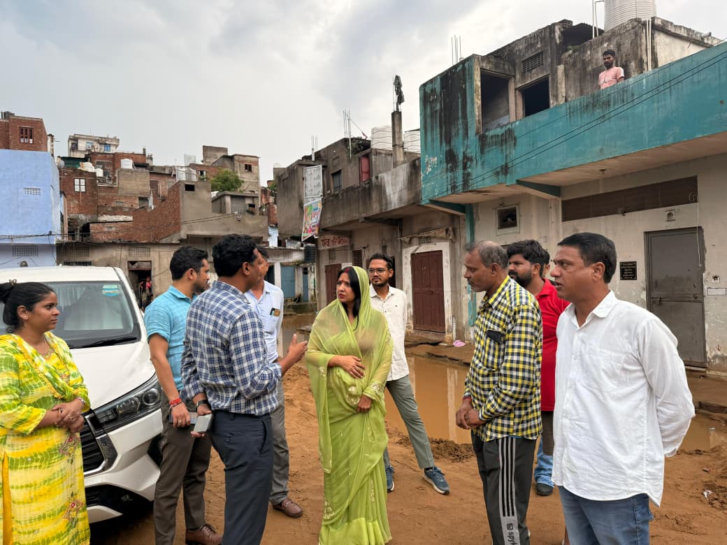 महापौर कुसुम यादव ने किया जल भराव वाले स्थानों का निरीक्षण महापौर कुसुम यादव ने किया जल भराव वाले स्थानों का निरीक्षण