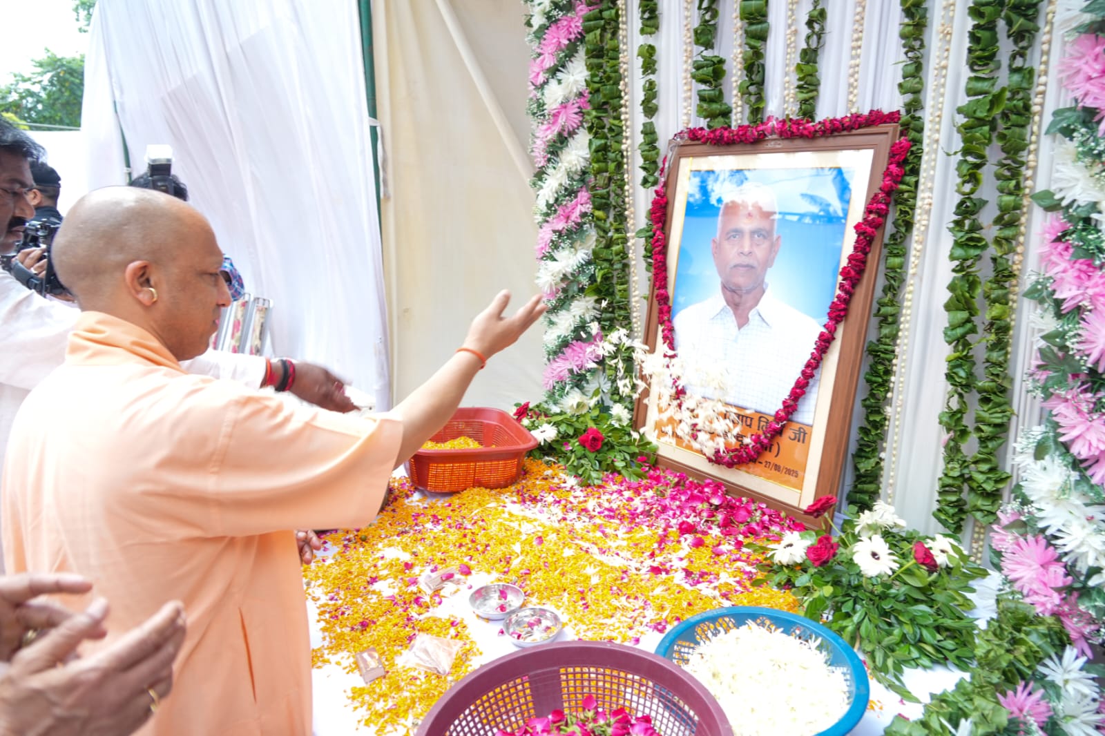 महेंद्र प्रताप मिश्रा को मुख्यमंत्री योगी आदित्यनाथ ने दी श्रद्धांजलि*