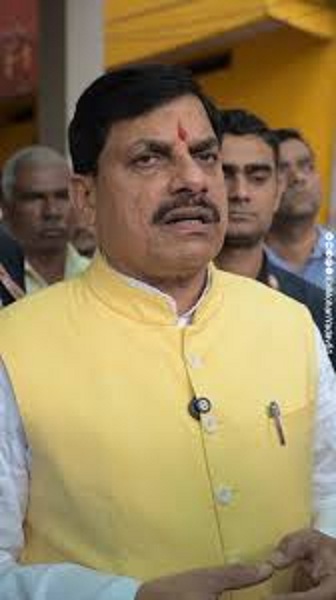 मीडिया से बात करते हुए मुख्यमंत्री डाॅ. यादव