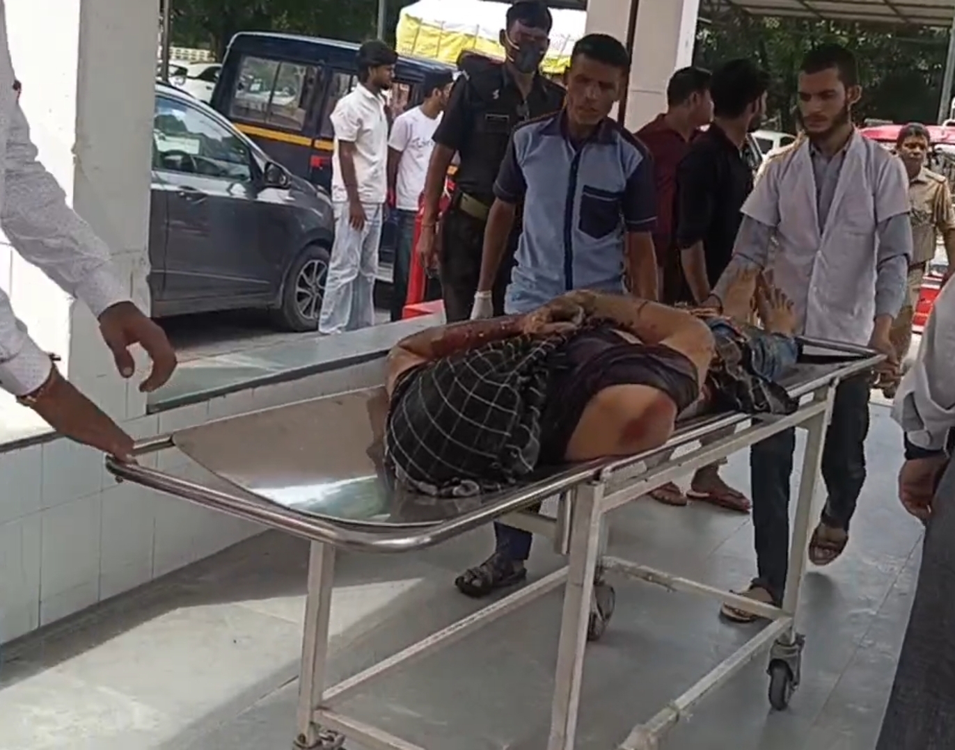 घटना के बाद अंकुश को अस्पताल ले जाते हुए घटना के बाद अंकुश को अस्पताल ले जाते हुए