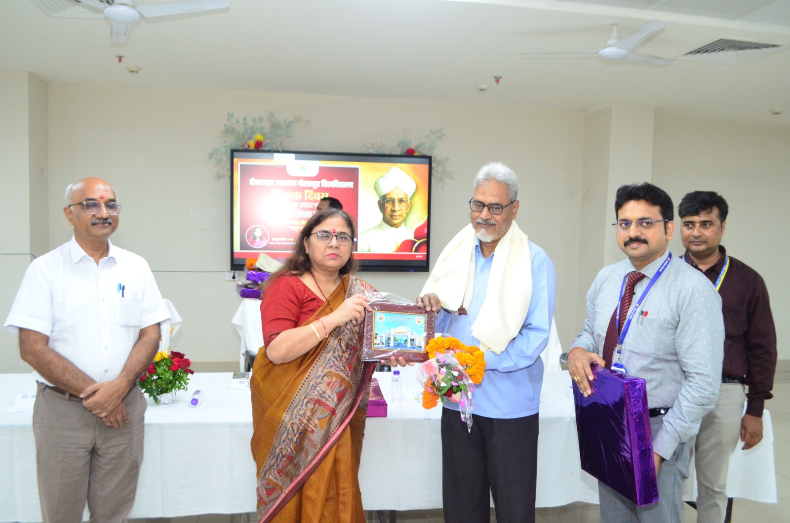 *शिक्षा जगत में अपनी महत्वपूर्ण उपलब्धियों और समर्पण के लिए सम्मानित हुए प्रोफेसर* *शिक्षा जगत में अपनी महत्वपूर्ण उपलब्धियों और समर्पण के लिए सम्मानित हुए प्रोफेसर*