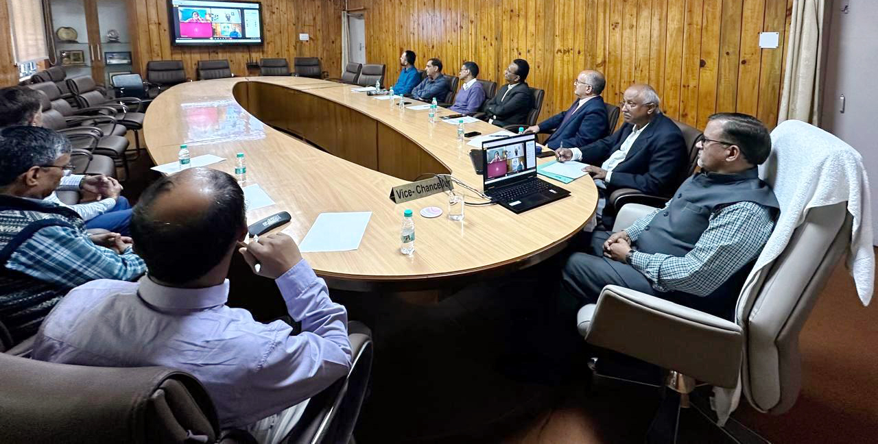 बैठक में उपस्थित कुलपति एवं अन्य अधिकारी।