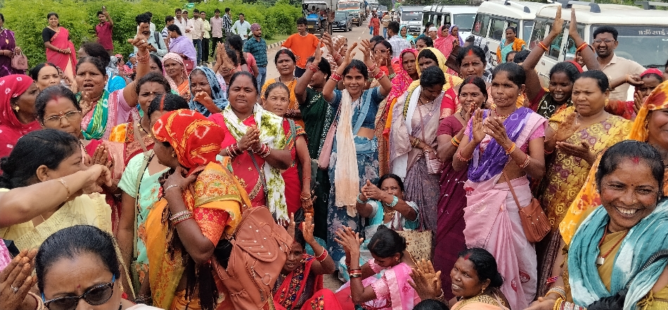 ग्राम संबलपुर के पास हाईवे में जाम कर प्रदर्शन करती हुई मितानिनों की भीड़।