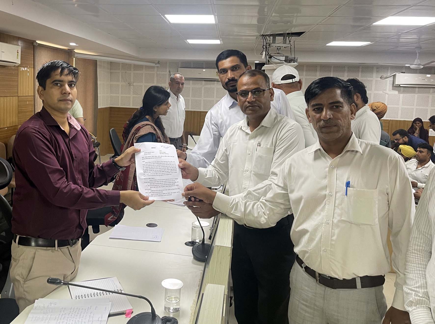 नगराधीश को ज्ञापन सौंपते एडवोकेट व अन्य गणमान्य व्यक्ति।