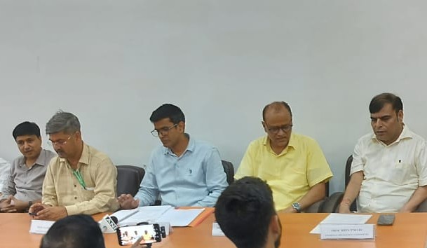 डूसू चुनाव के लिए अधिकारियों की बैठक।