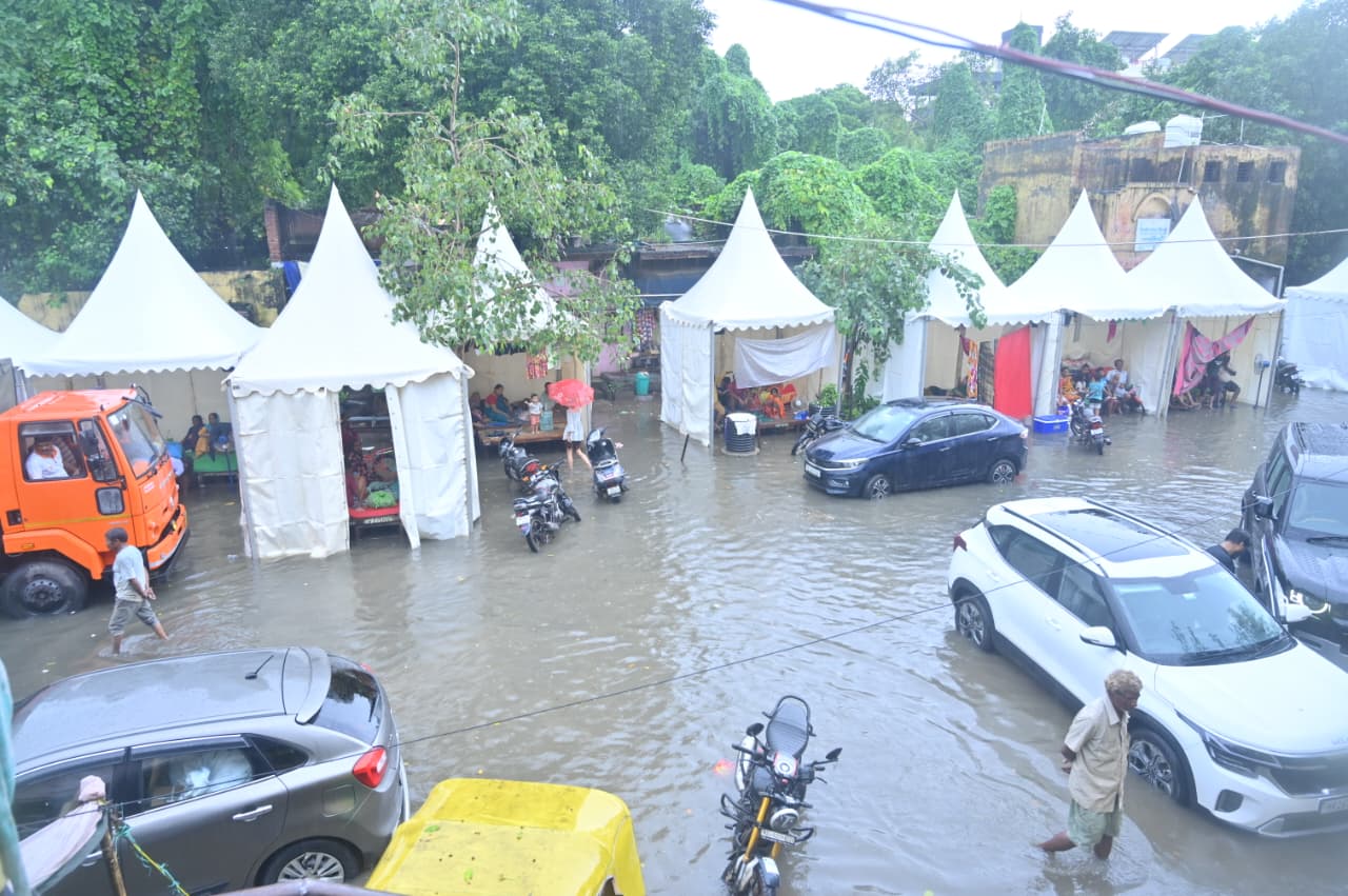 दिल्ली में गुरुवार को यमुना के किनारे लगे राहत शिविरों तक पहुंचा पानी