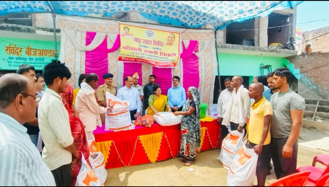 कन्नौज: प्रभारी मंत्री ने बाढ़ पीड़ितों को बांटी राहत सामग्री, कहा कोई कष्ट न हो