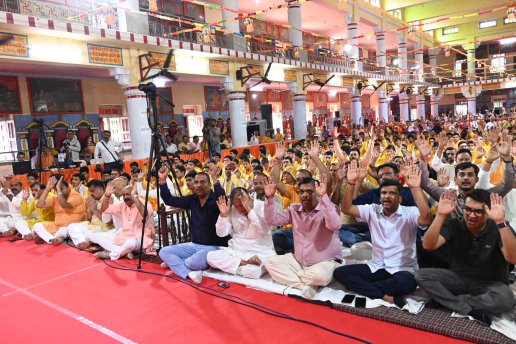 *युगपुरुष ब्रह्मलीन महंत दिग्विजयनाथ जी महाराज व राष्ट्रसंत ब्रह्मलीन महंत अवेद्यनाथ जी महाराज की पुण्य स्मृति के उपलक्ष्य में श्रीमद्भागवत कथा का शुभारंभ*