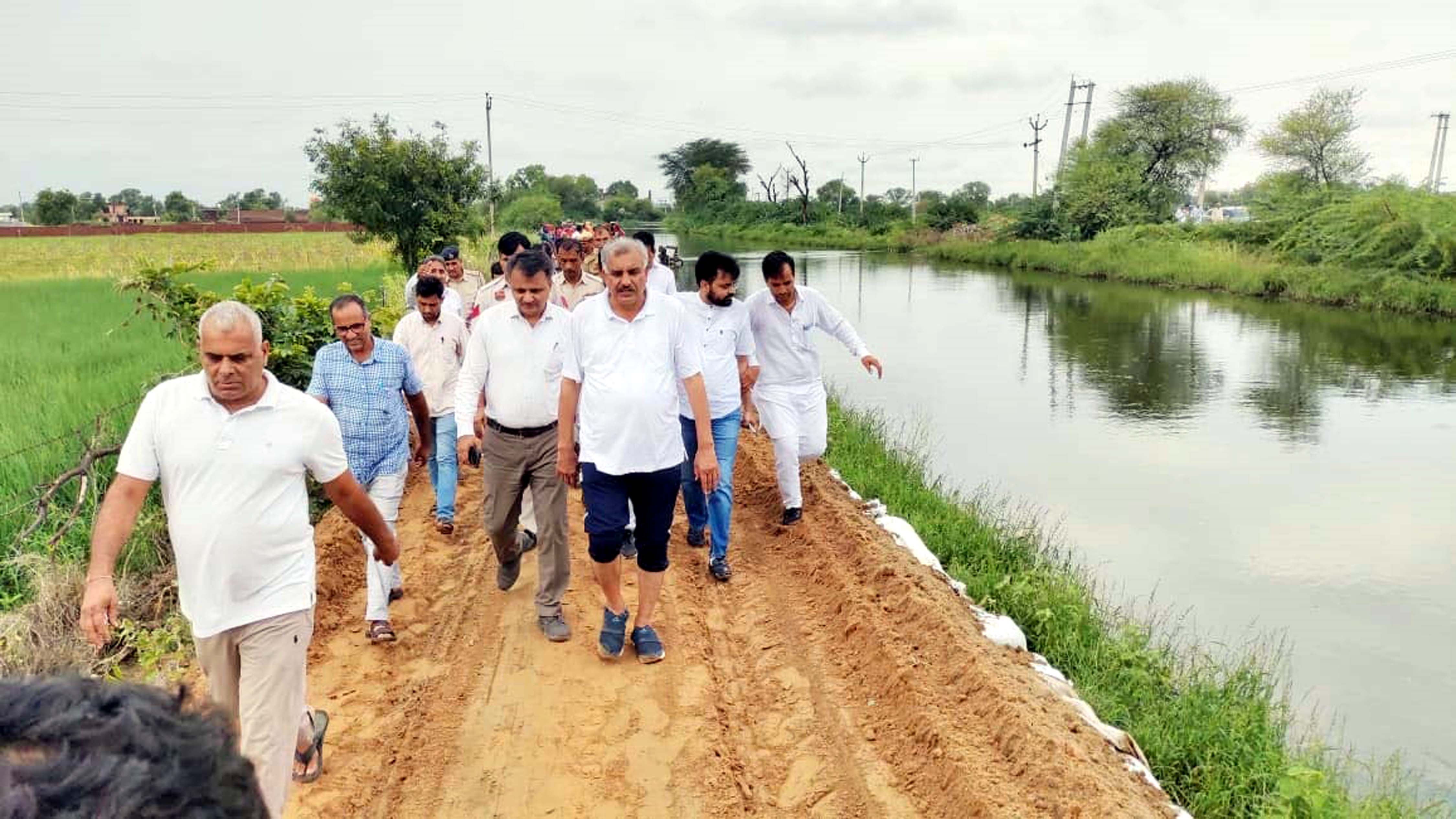 प्रभावित क्षेत्रों का दौरा करते विधायक रणधीर पनिहार। प्रभावित क्षेत्रों का दौरा करते विधायक रणधीर पनिहार।