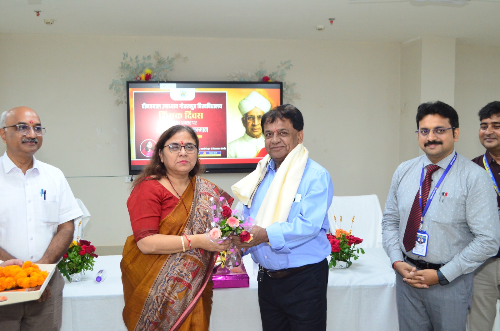 *शिक्षा जगत में अपनी महत्वपूर्ण उपलब्धियों और समर्पण के लिए सम्मानित हुए प्रोफेसर* *शिक्षा जगत में अपनी महत्वपूर्ण उपलब्धियों और समर्पण के लिए सम्मानित हुए प्रोफेसर*