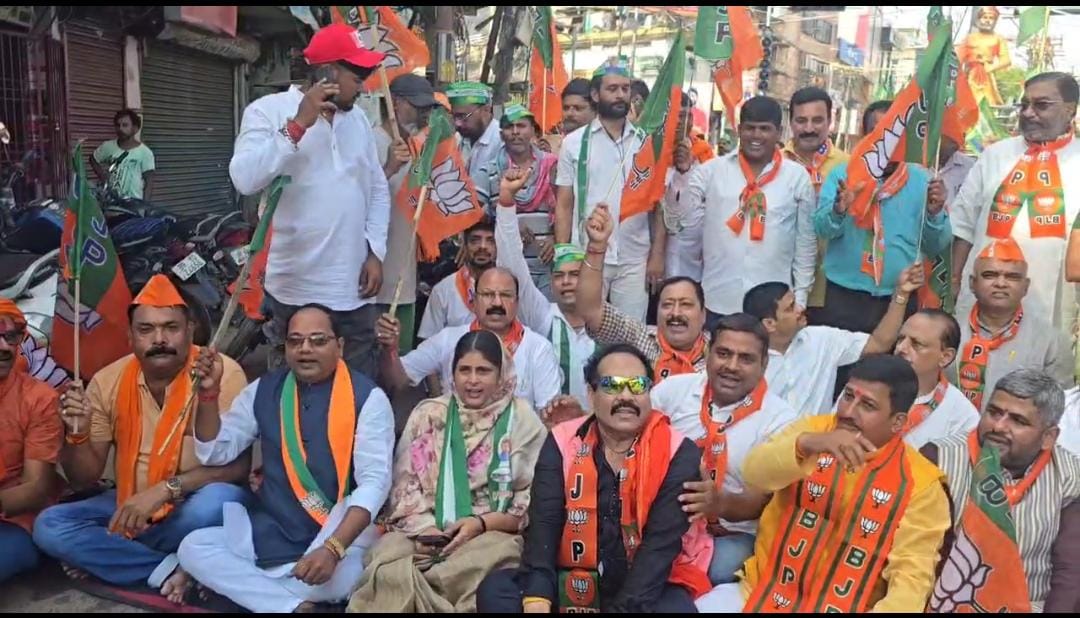 प्रदर्शन करते एनडीए कार्यकर्ता प्रदर्शन करते एनडीए कार्यकर्ता