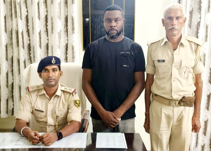 पुलिस गिरफ्त में नाइजीरियन नागरिक