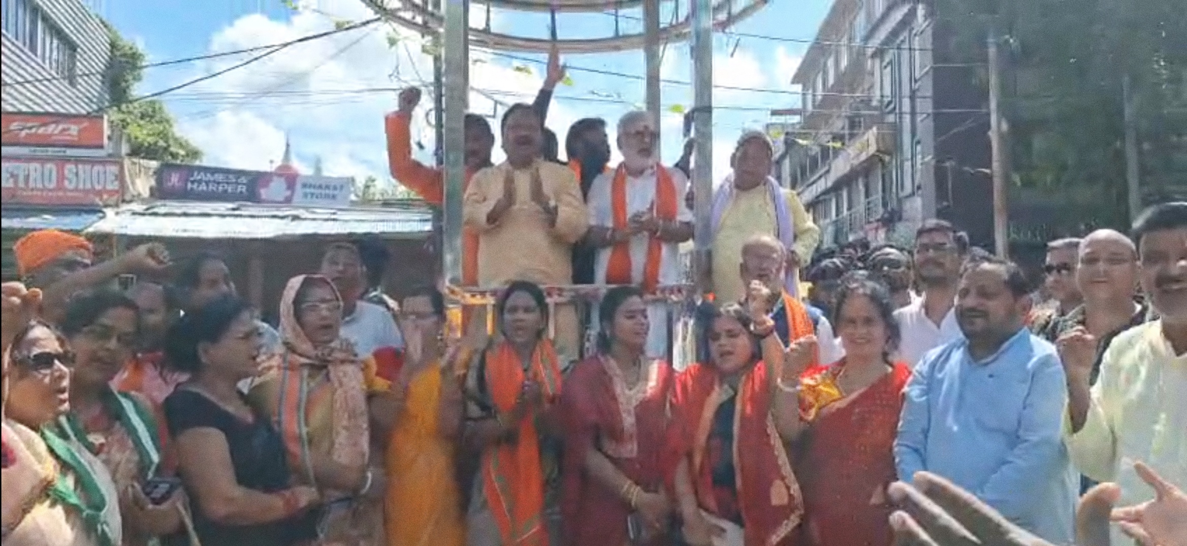 अररिया में सांसद प्रदीप सिंह बंद समर्थकों के साथ