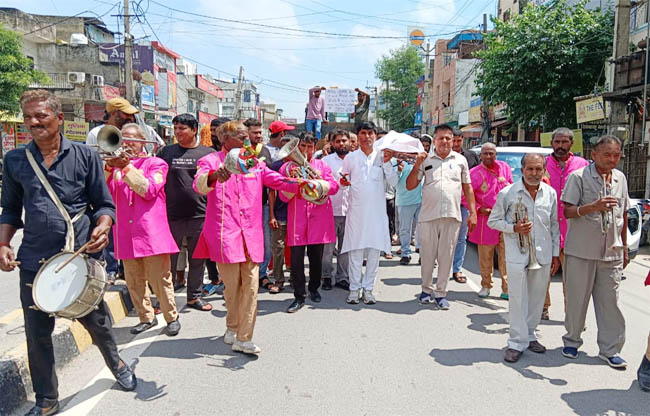 सोनीपत: तहसीलों में बढ़ते भ्रष्टाचार और जनसमस्याओं को लेकरशव यात्रा निकालते शहरवासी