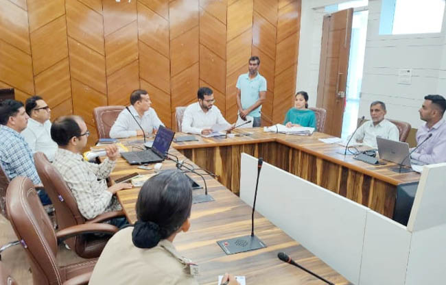 सोनीपत: समाधान शिविर गन्नौर में एसडीएम प्रवेश कादयान समीक्षा करते हुए सोनीपत: समाधान शिविर गन्नौर में एसडीएम प्रवेश कादयान समीक्षा करते हुए