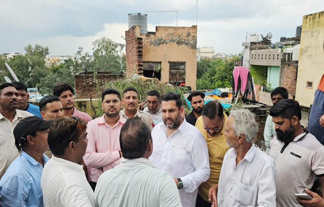 सोनीपत: विधायक निखिल मदान बरसात प्रभावित परिवारों को मदद करते हुए