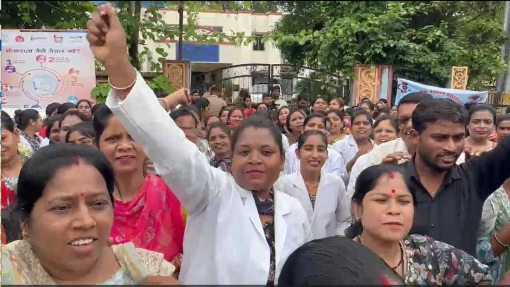राष्ट्रीय स्वास्थ्य मिशन के कर्मचारी रायपुर में सीएमएचओ कार्यालय में इस्तीफा देने पहुंचे