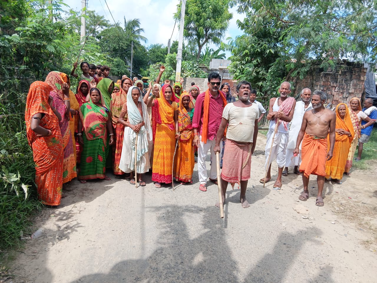 तारडीह प्रखंड: विरोध जताते भाजपाई। तारडीह प्रखंड: विरोध जताते भाजपाई।