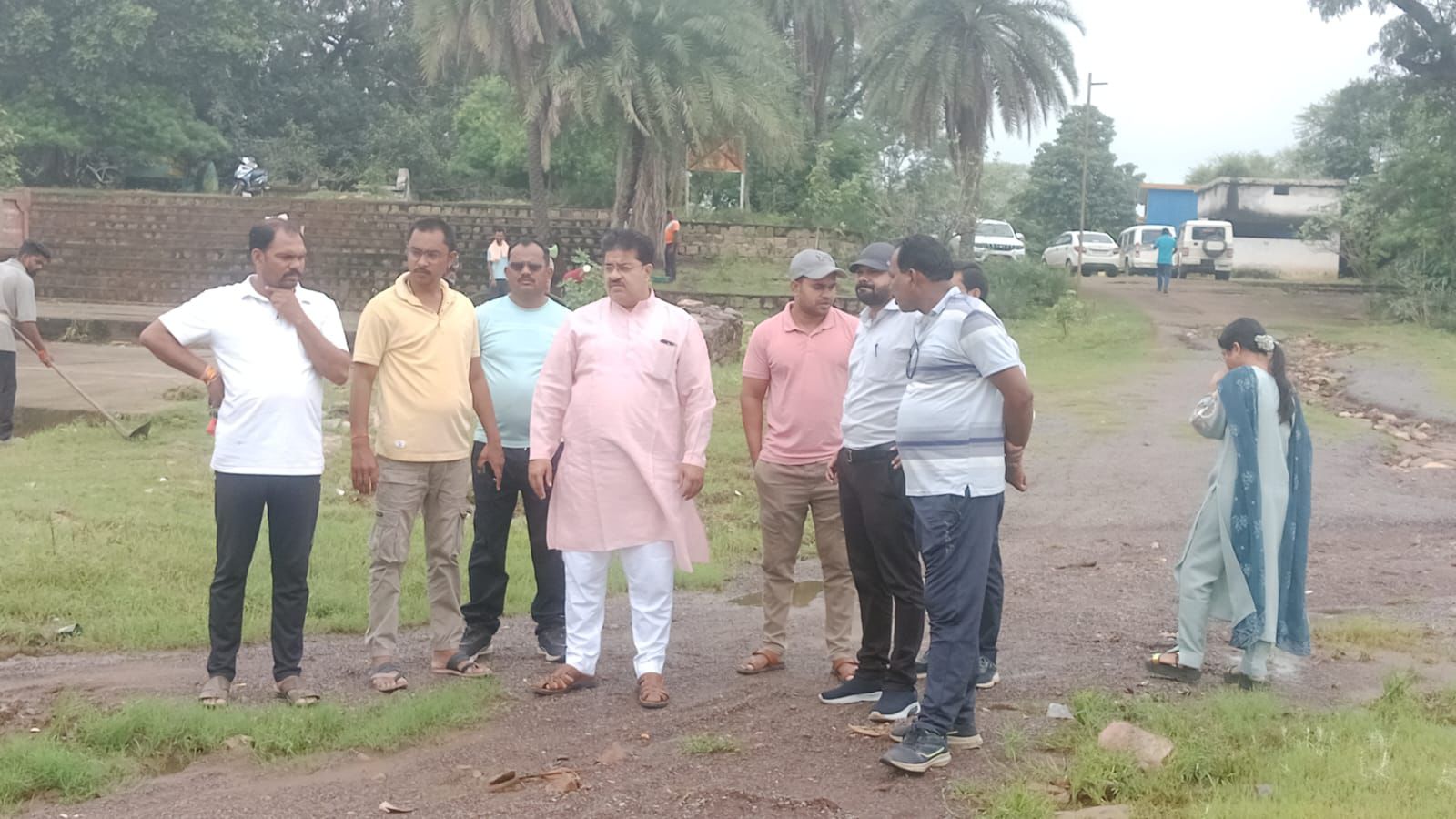 विसर्जन स्थल का निरीक्षण करते हुए महापौर रामू रोहरा साथ में अन्य लोग।