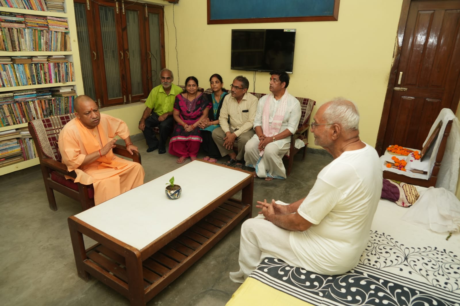 पद्मश्री विश्वनाथ तिवारी के आवास पहुंचे सीएम, दिवंगत पत्नी को दी श्रद्धाजंलि* पद्मश्री विश्वनाथ तिवारी के आवास पहुंचे सीएम, दिवंगत पत्नी को दी श्रद्धाजंलि*