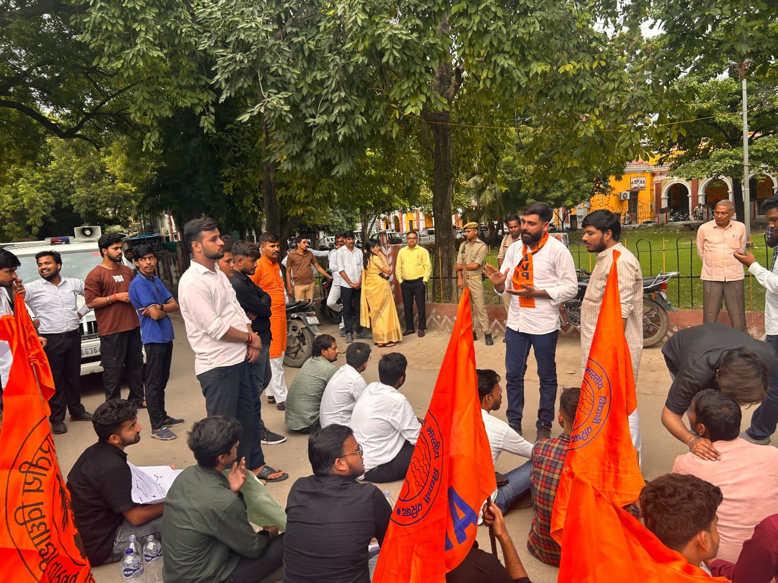 छात्रों पर हुए लाठीचार्ज के खिलाफ प्रयागराज में प्रदर्शन करते हुए अभाविप के कार्यकर्ताओं का छाया चित्र