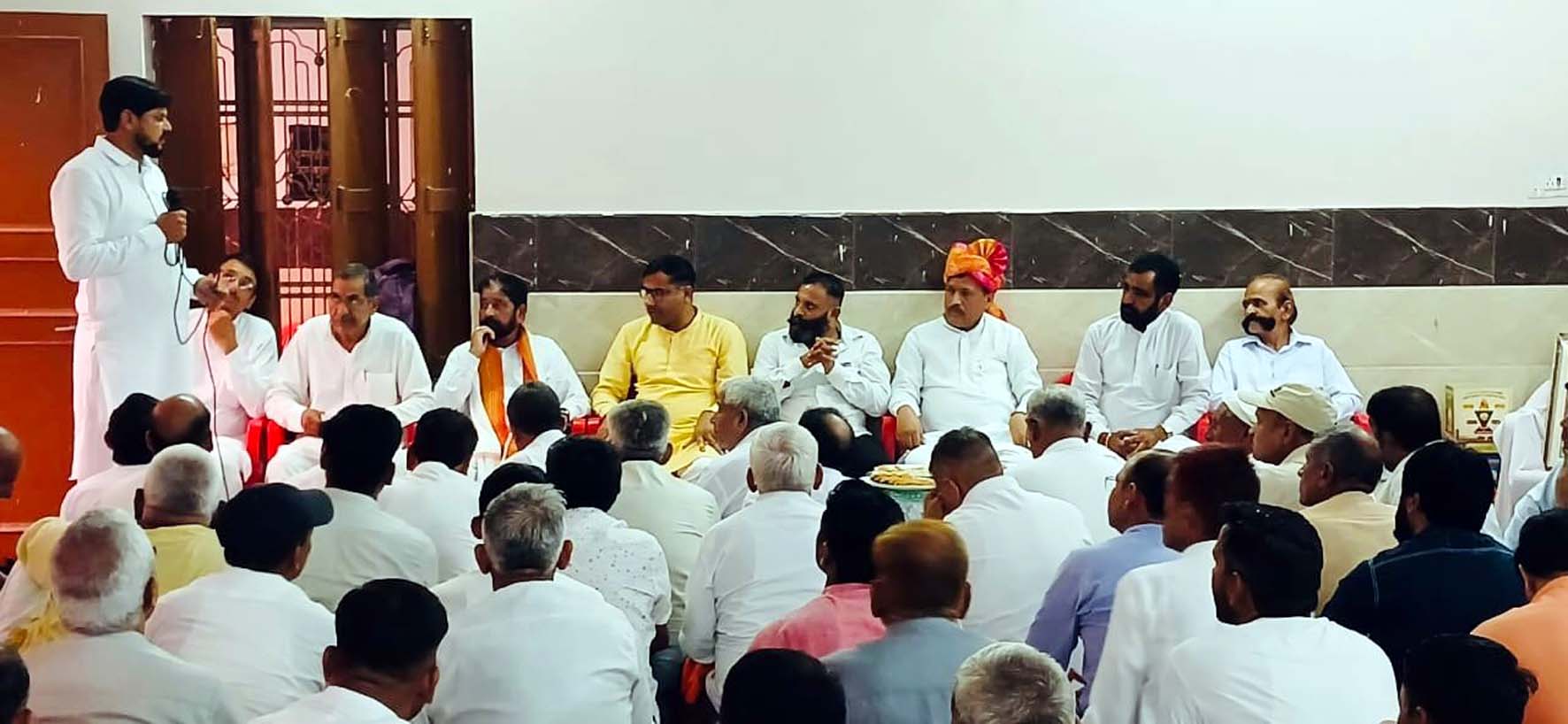 सैन समाज के प्रतिनिधि बैठक करते हुए। सैन समाज के प्रतिनिधि बैठक करते हुए।