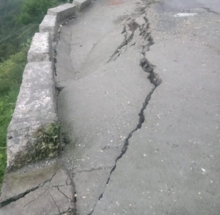 बड़कोट - उपराडी मार्ग का 20 मीटर सड़क का हिस्सा वाश आउट