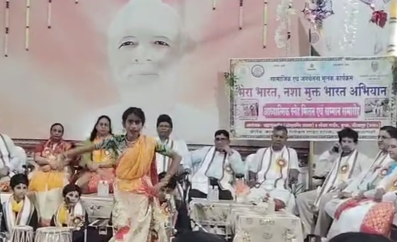 कार्यक्रम में प्रेरक गीत प्रस्तुत करते कलाकार