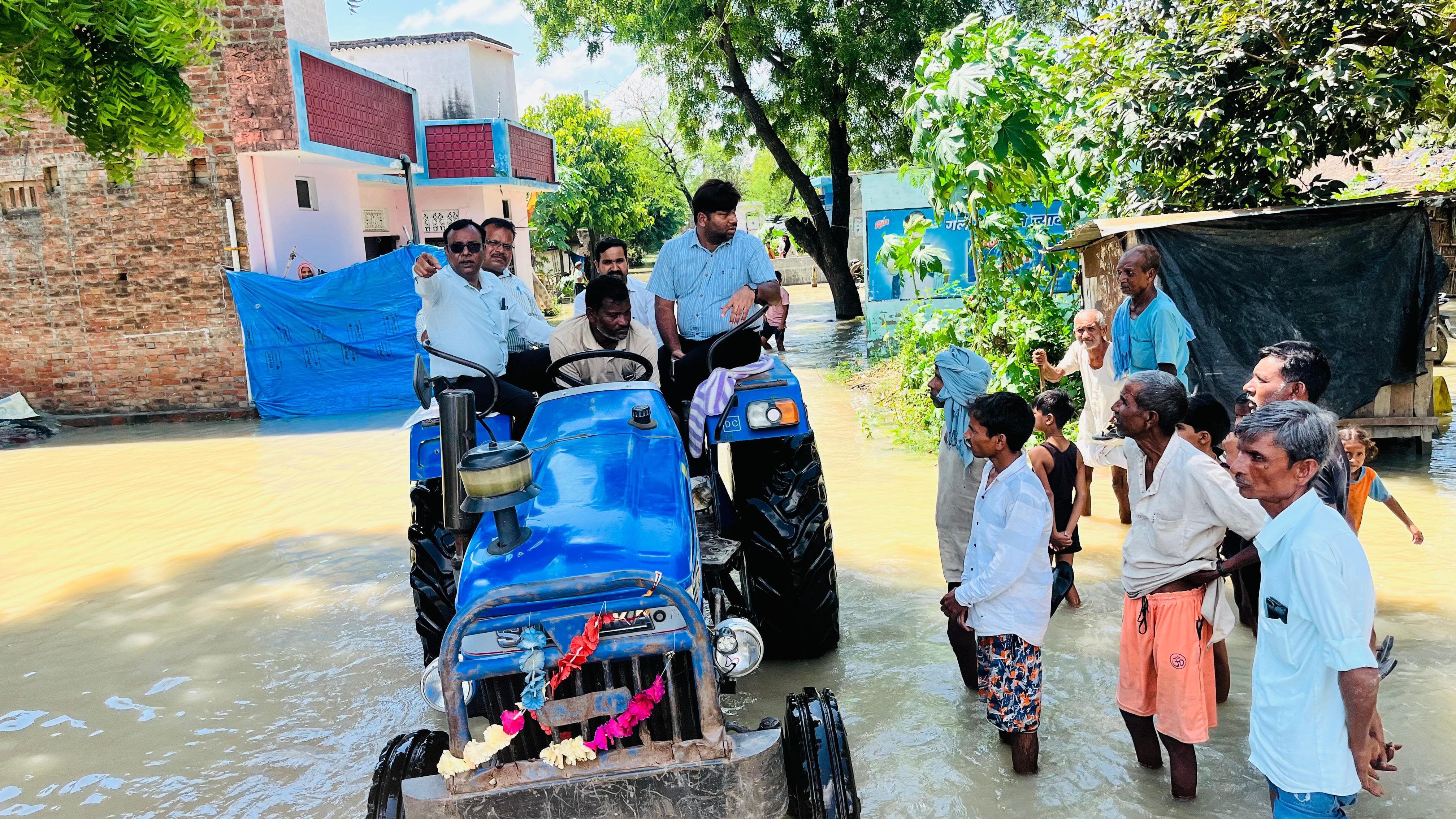 ट्रैक्टर पर बैठकर बाढ़ प्रभावित गांव जाते एडीएम नरेंद्र बहादुर सिंह ट्रैक्टर पर बैठकर बाढ़ प्रभावित गांव जाते एडीएम नरेंद्र बहादुर सिंह