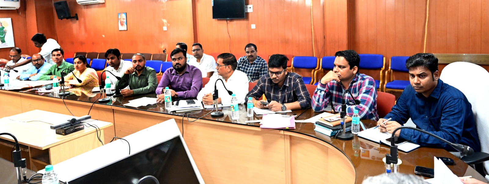 उपस्थित अधिकारी उपस्थित अधिकारी