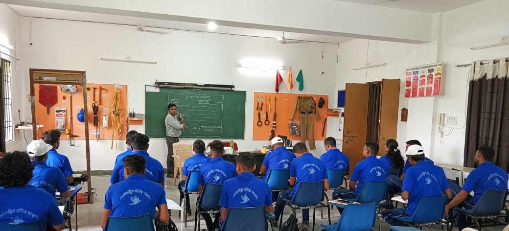 लाईवलीहुड कालेज धमतरी में युवक-युवतियों को सुरक्षागार्ड के हुनर सिखाते हुए प्रशिक्षक टीकमचंद किरण। प् लाईवलीहुड कालेज धमतरी में युवक-युवतियों को सुरक्षागार्ड के हुनर सिखाते हुए प्रशिक्षक टीकमचंद किरण। प्