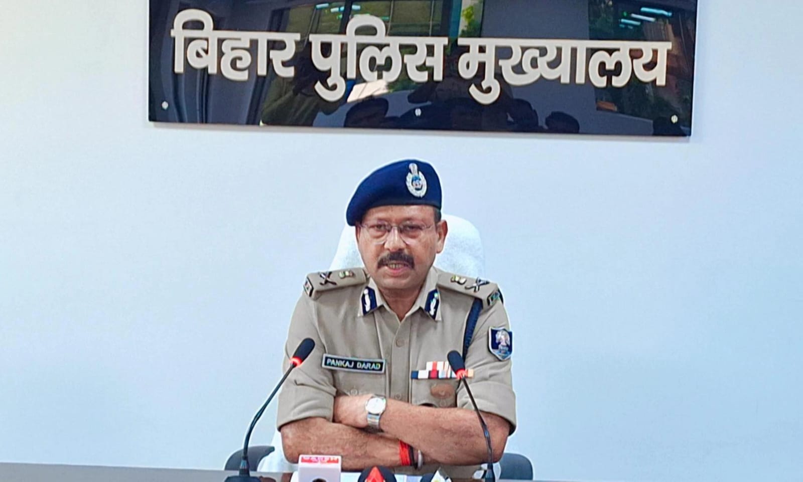 एडीजी लॉ एंड ऑडर पंकज दराद पत्रकार वार्ता करते हुए